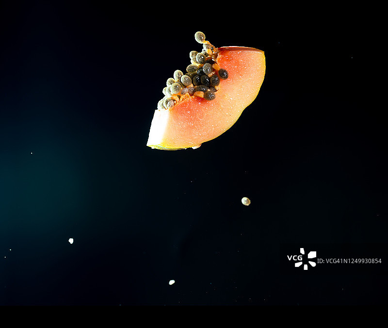 高速同步拍摄的半空中木瓜图片素材