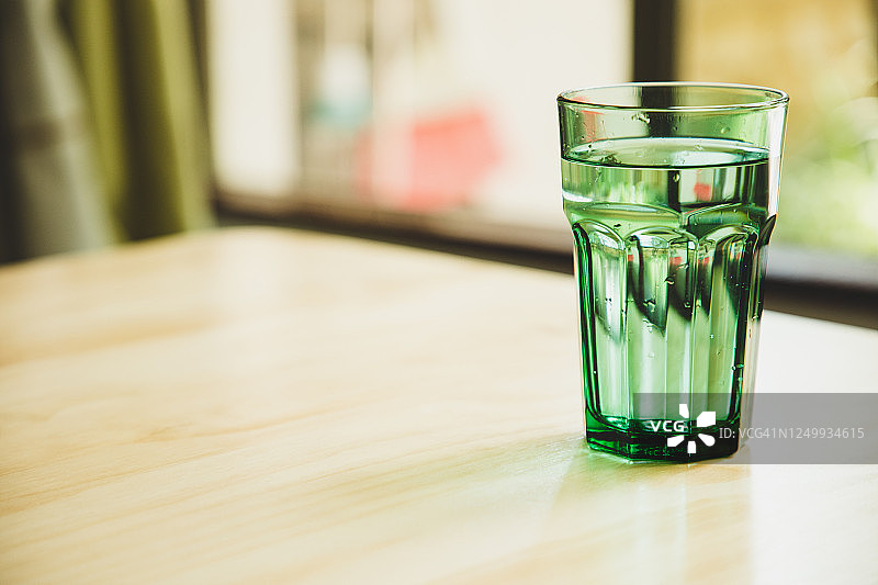 桌子上的玻璃杯图片素材