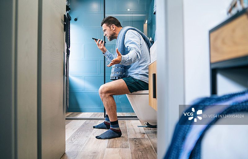 疫情爆发期间在家工作的愤怒的商人图片素材