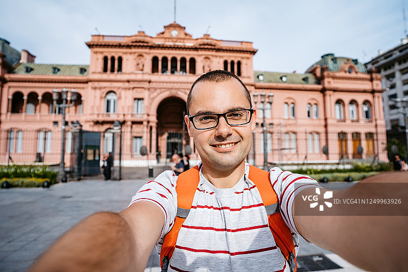 在玫瑰宫前的游客自拍图片素材