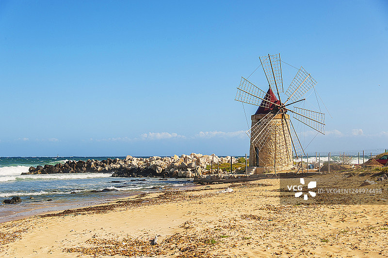 城市北部海滩边的古老风车图片素材