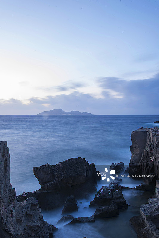 意大利西西里法维尼亚纳岛，黄昏时分的Cala Rossa和地平线上的莱万佐岛图片素材