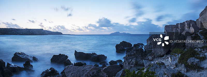 意大利西西里法维尼亚纳岛，黄昏时分的Cala Rossa和地平线上的莱万佐岛图片素材