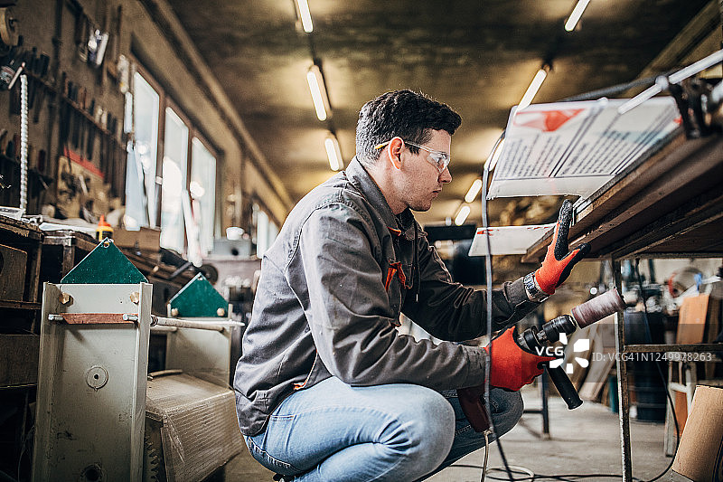 车间里的专业工匠图片素材
