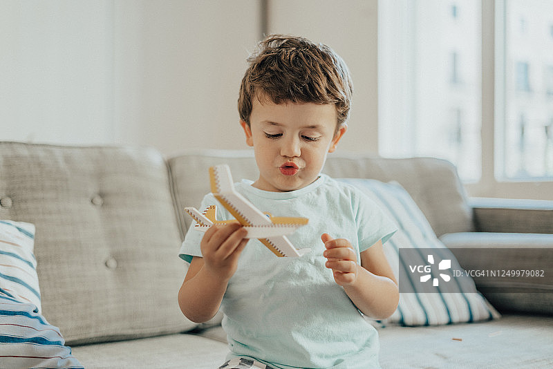 疫情封锁期间，男孩们玩纸飞机图片素材