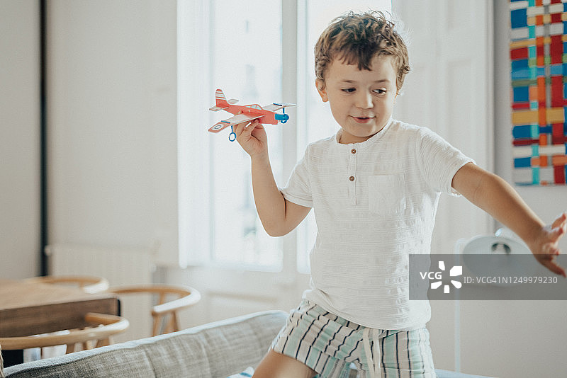 疫情封锁期间，男孩们玩纸飞机图片素材