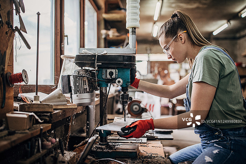 使用钻机的女人图片素材