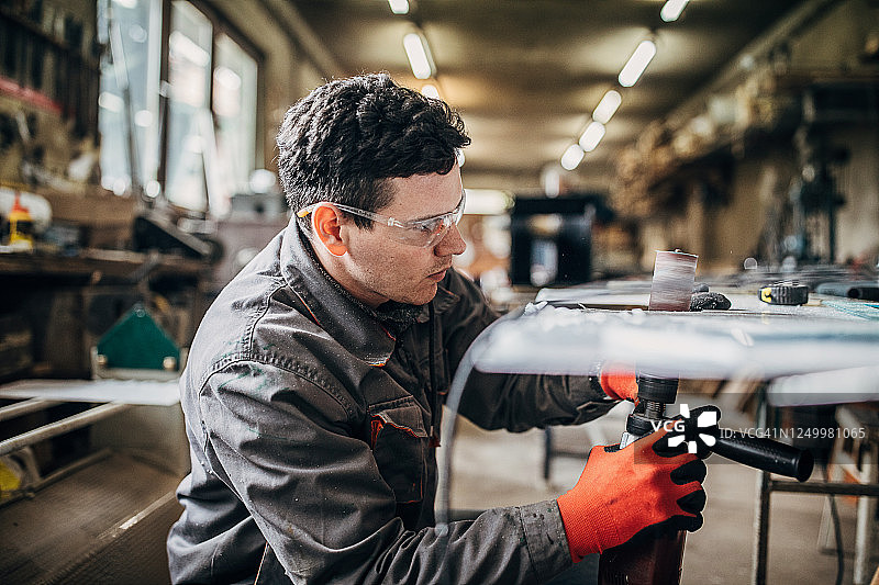 车间里的一位专业工匠图片素材