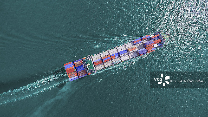泰国曼谷绿色海域波浪集装箱船航拍俯视图图片素材