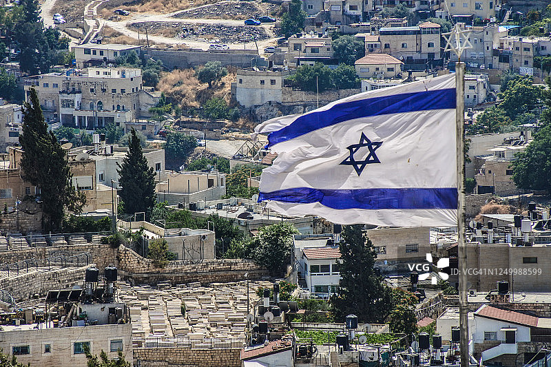 从橄榄山眺望的耶路撒冷城市全景，背景是以色列国旗图片素材