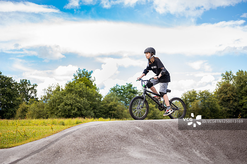 年轻女孩骑BMX自行车图片素材