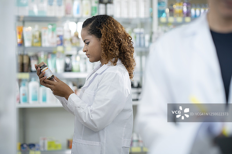 非洲女药剂师在药店工作图片素材