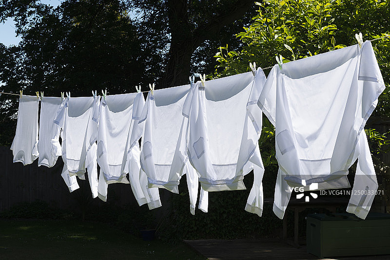 阳光下晾晒的洁净白衬衫图片素材