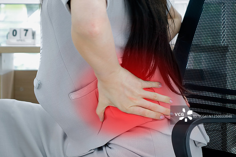 女商人因职业病引起的办公室综合症而背痛图片素材