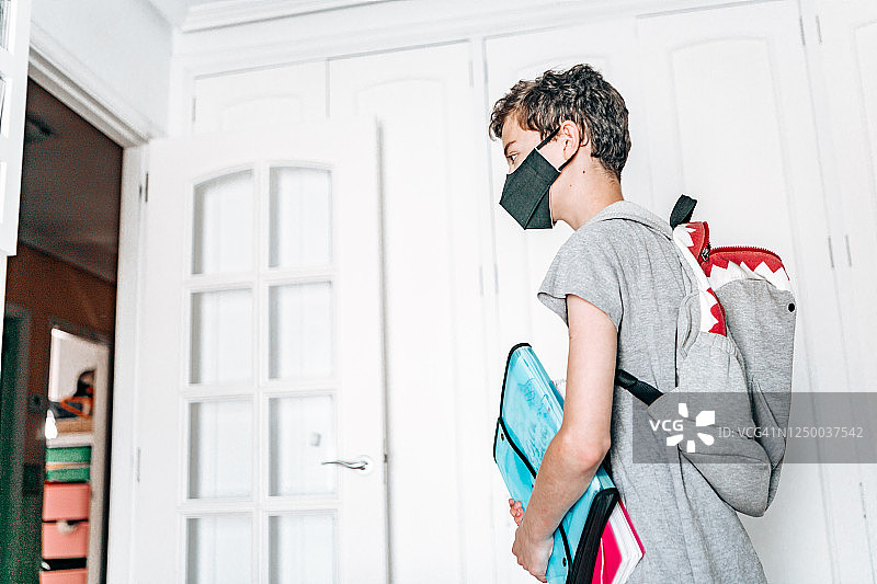 戴防护口罩的男学生图片素材