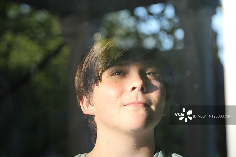 男孩望向窗外的肖像图片素材