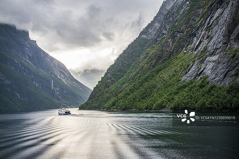 清晨的挪威峡湾图片素材