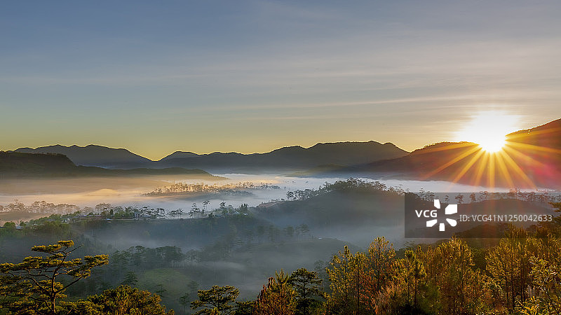 雾海中带有岛屿和山脉的梦幻光芒图片素材