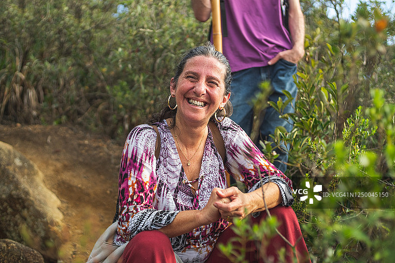 微笑的年长女人看着镜头图片素材