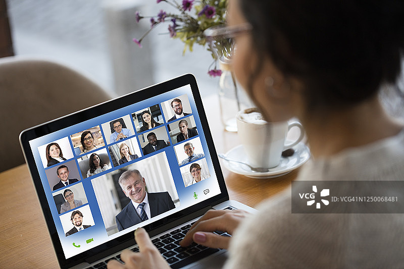 年轻女人在笔记本电脑上参加视频会议图片素材