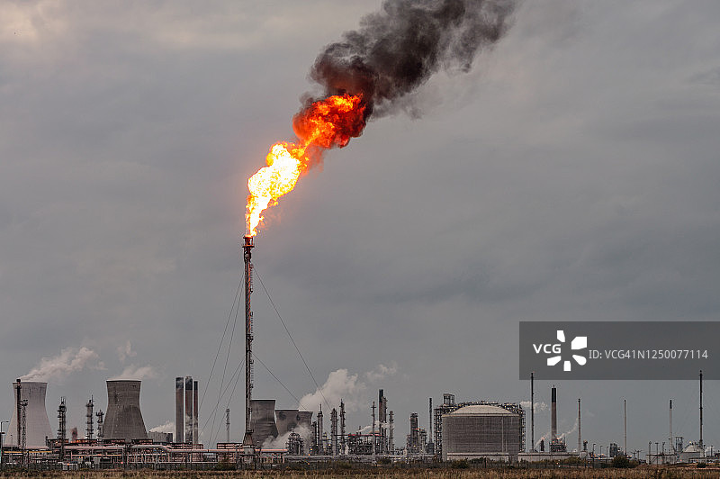炼油厂火炬塔图片素材