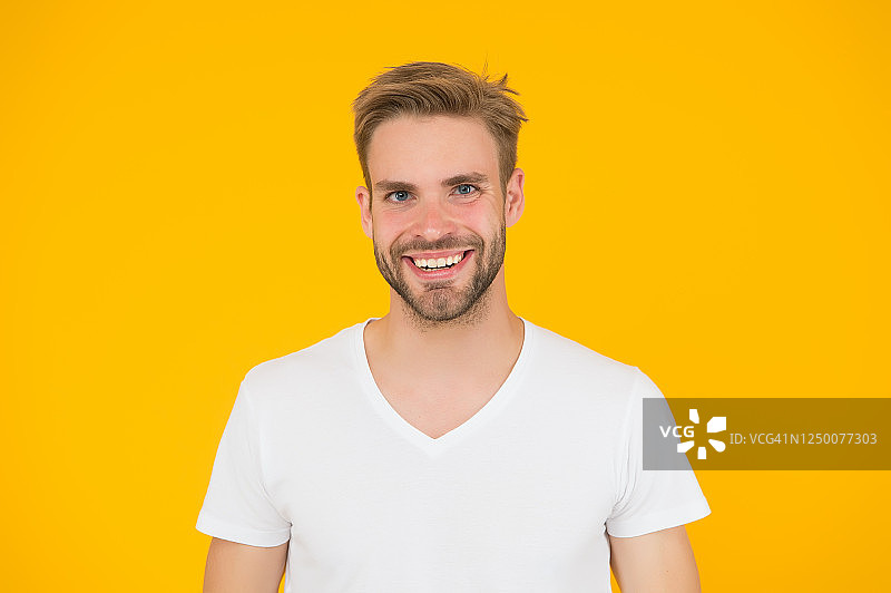 英俊的男人。魅力概念。面部护理。美丽的人。英俊的年轻人。好看的男人，未刮胡子的脸。穿着白色T恤的时髦人士。摆姿势的英俊男人。有魅力的男子汉图片素材