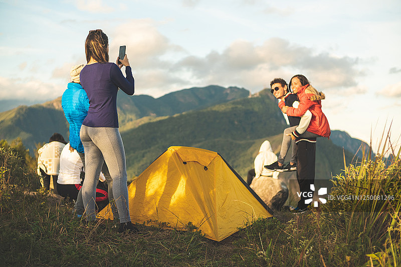 在塞拉多斯奥尔冈斯国家公园露营的人群图片素材