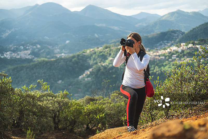 在山中摄影的探险家图片素材