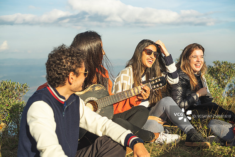 朋友们在山顶弹吉他图片素材