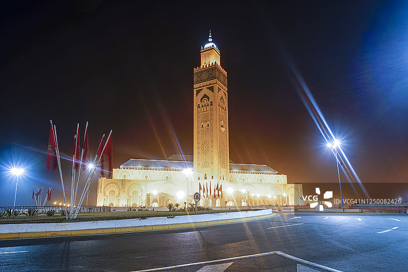 卡萨布兰卡夜晚的灯光照亮的大清真寺图片素材