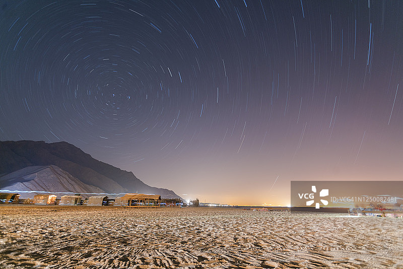 西奈平房夜空，长曝光星轨图片素材