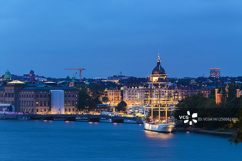 夏季蓝色时分斯德哥尔摩的灯光景观图片素材