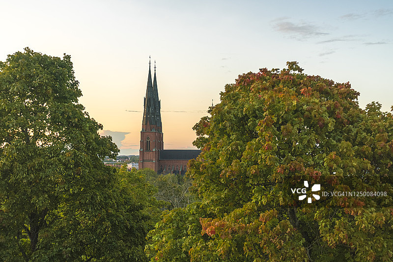 日落时分从城堡山上看到的乌普萨拉大教堂图片素材