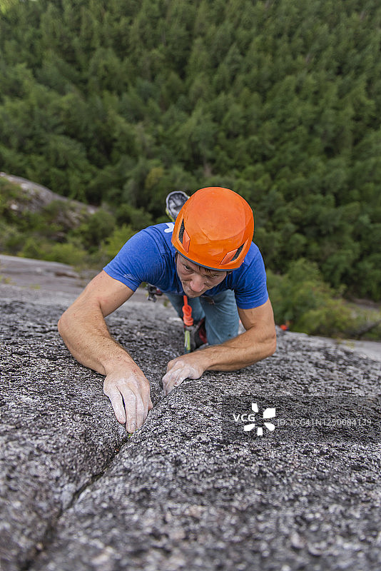登山者专注于攀登的下一步图片素材
