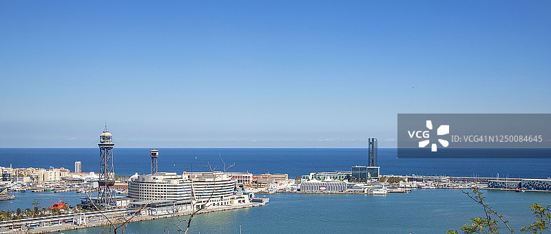 从蒙特惠奇山俯瞰巴塞罗那港口的天际线图片素材