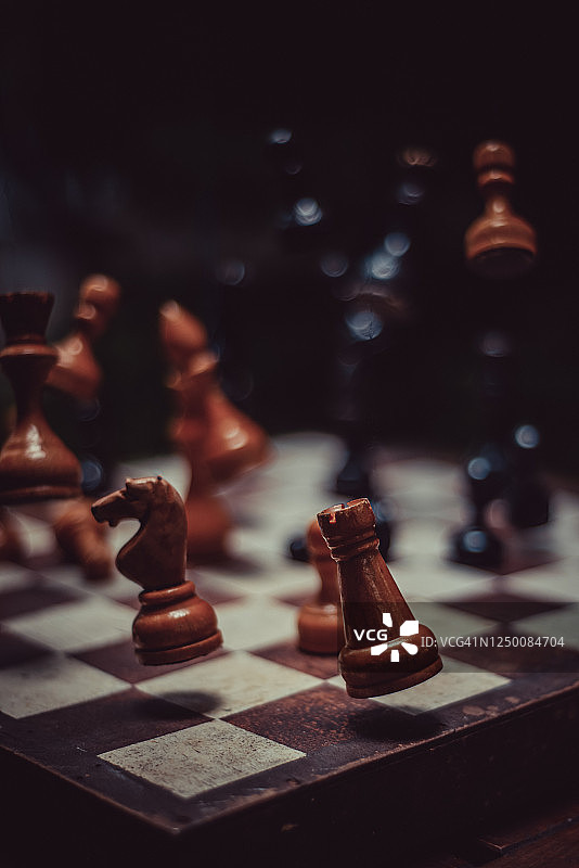 棋盘上坠落的棋子图片素材