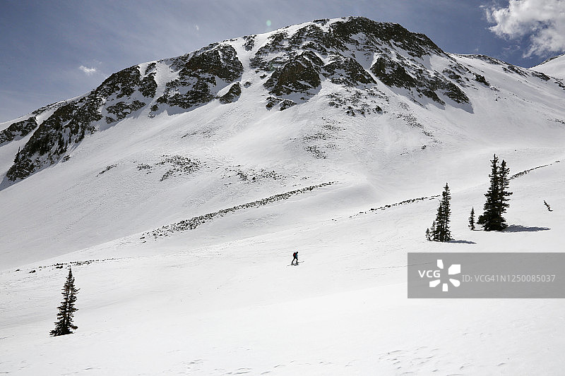 独自滑雪者登上科罗拉多州卡本代尔的索普里斯山图片素材