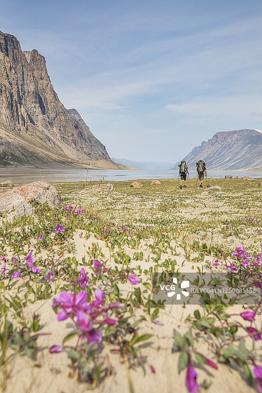 两个男人在登山旅行中探索阿克夏亚克山口图片素材