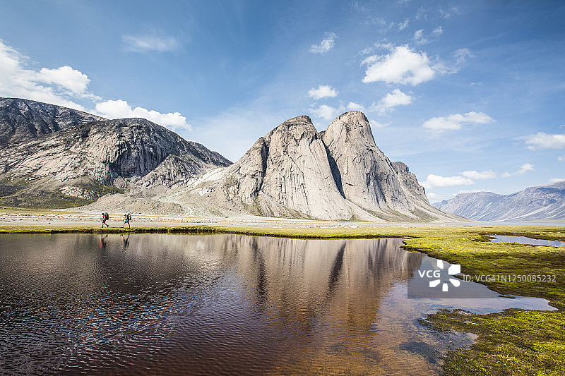 徒步穿越阿克夏亚克山口的背包客远景图片素材