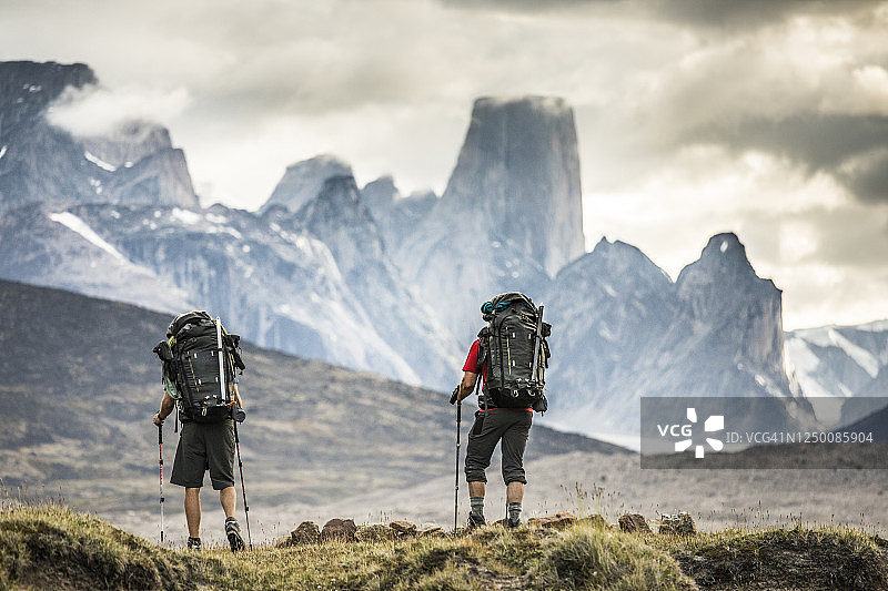 在巴芬岛阿克夏亚克山口徒步旅行的背包客的背影图片素材