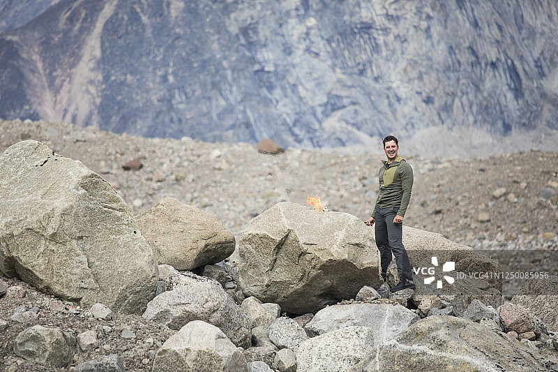 徒步者在偏远地区使用洗手间后焚烧厕纸图片素材