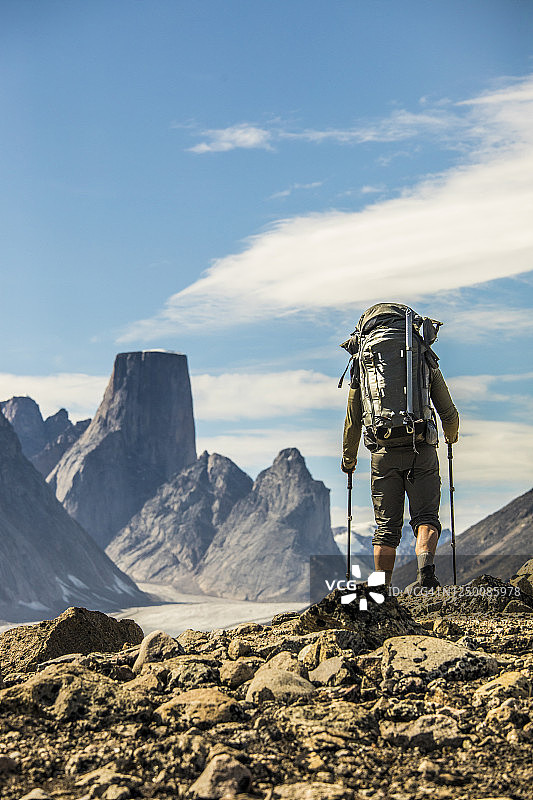 徒步旅行者在高山山脊阿克夏亚克山口徒步图片素材