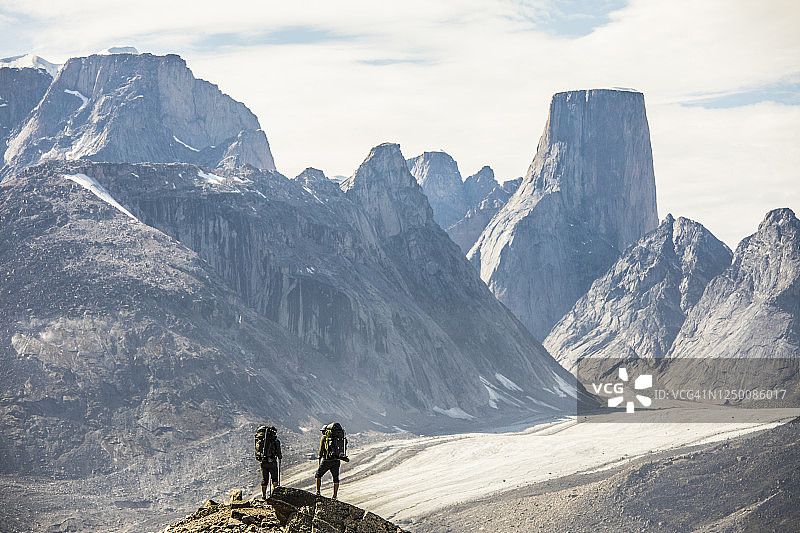 背包客从山顶观看壮丽山景的后视图图片素材