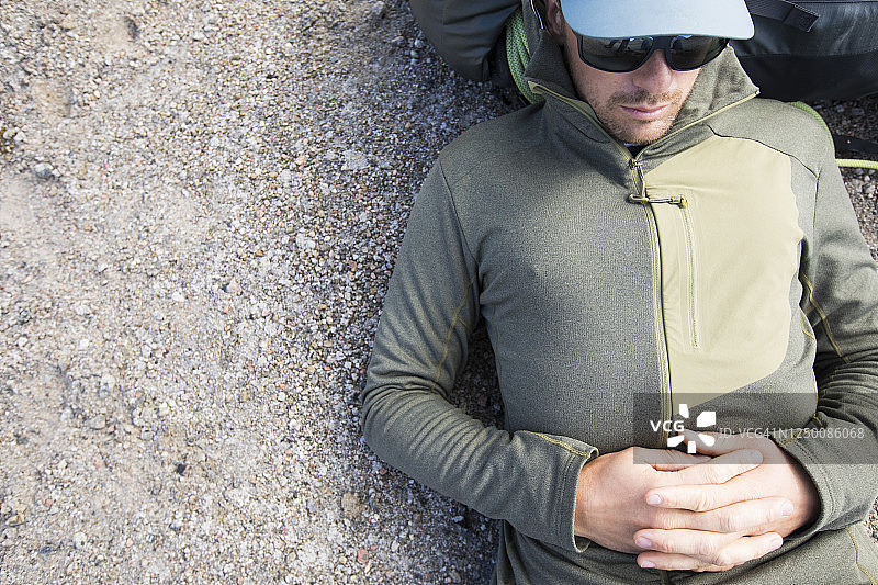 俯视：长途旅行后休息的背包客图片素材