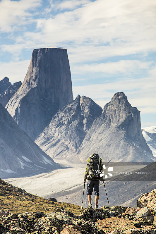 背包客走向加拿大阿斯加德山阿克夏亚克山口的背影图片素材