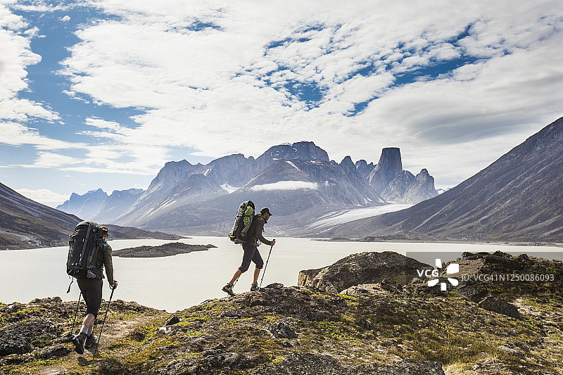 两名背包客徒步穿越加拿大巴芬岛的阿克夏亚克山口图片素材