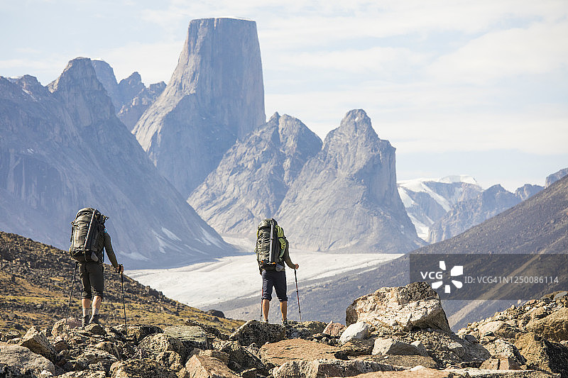背包客走向阿斯加德山，阿克夏亚克山口的背影图片素材