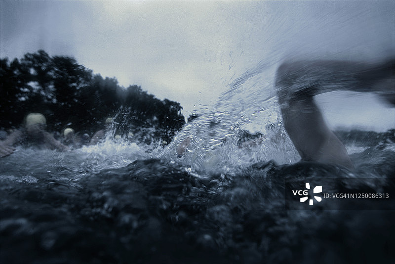 铁人三项游泳运动员的耐力图片素材