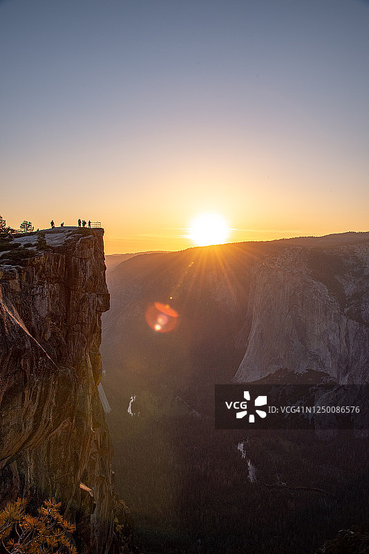游客在塔夫脱点观看优胜美地山谷的日落图片素材