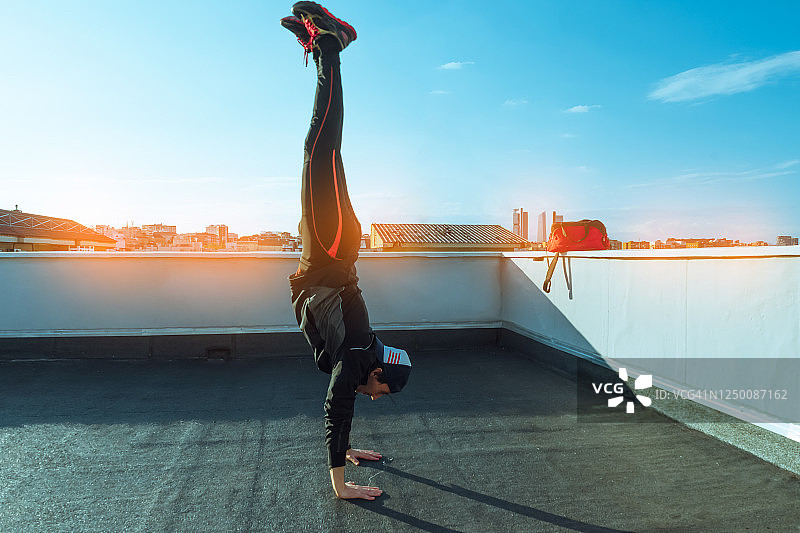 男孩在露台上做倒立图片素材